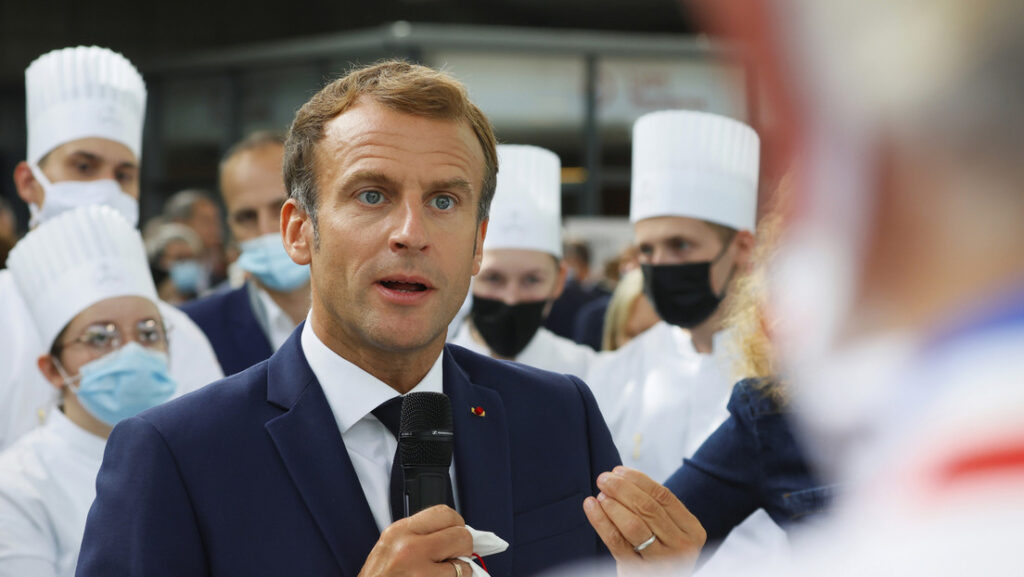 Macron recibe un huevazo durante una visita a una exposición en Lyon