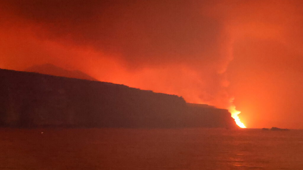 La lava del volcán de la isla canaria de La Palma llega al mar