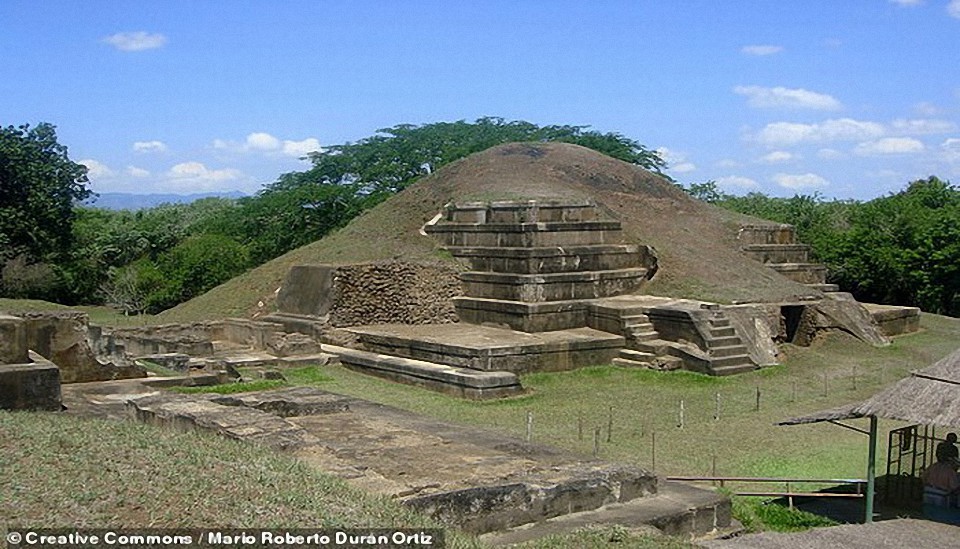 Los Mayas construyeron una pirámide hecha de ceniza volcánica para calmar la ira de la Tierra y como una protección contra futuras erupciones volcánicas