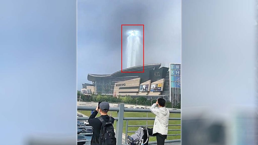 Aparece un misterioso rayo de luz gigante en el cielo de una ciudad china