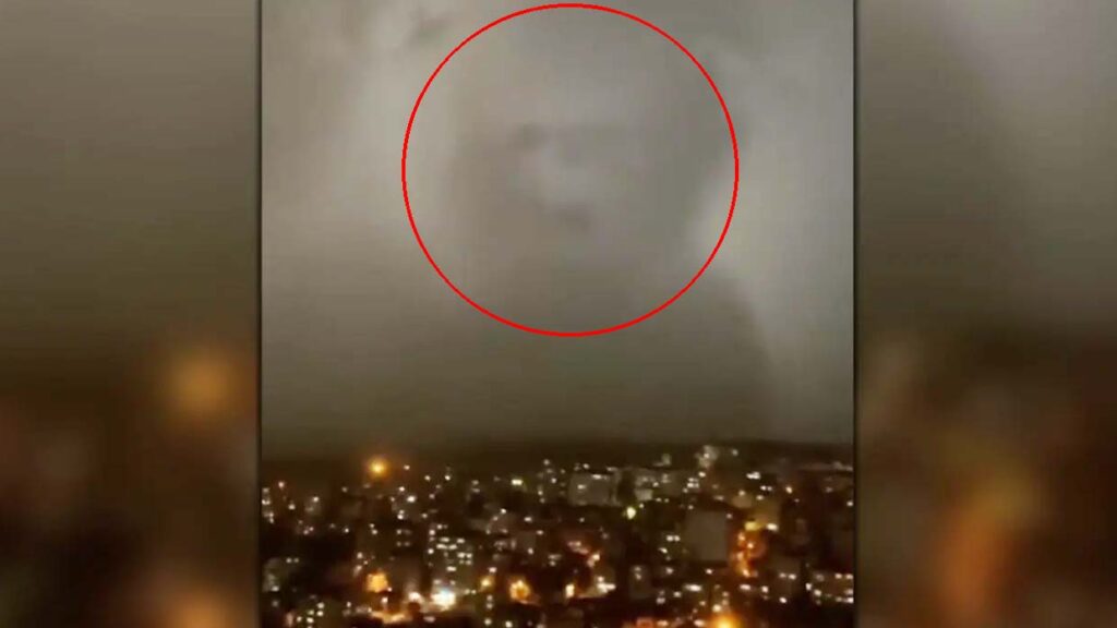 Pánico en Turquía por la aparición de un rostro demoníaco en el cielo durante una gran tormenta