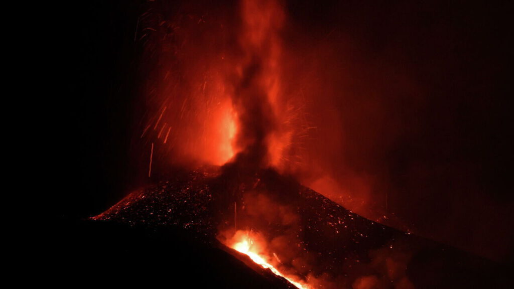 Se derrumba parte del cono del volcán de La Palma luego de terremoto de 4,9