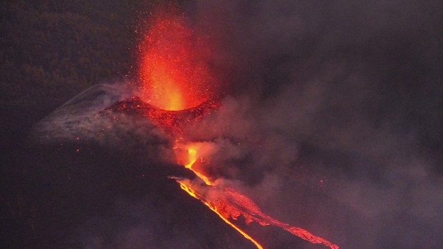 El volcán Cumbre Vieja es «mucho más agresivo» dos semanas después de su erupción