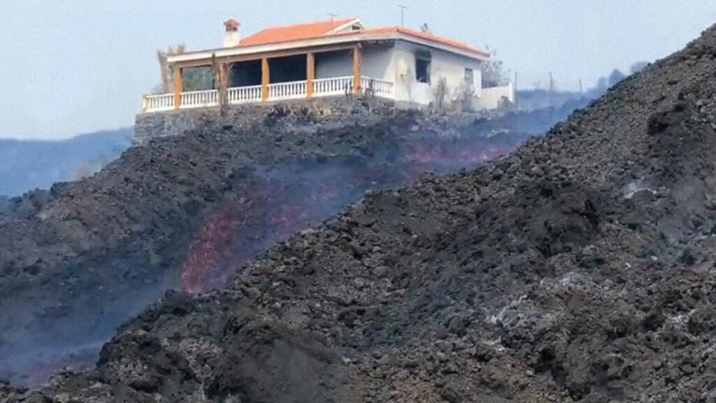 Una casa rodeada por flujos de lava sobrevive en solitario a la erupción en La Palma