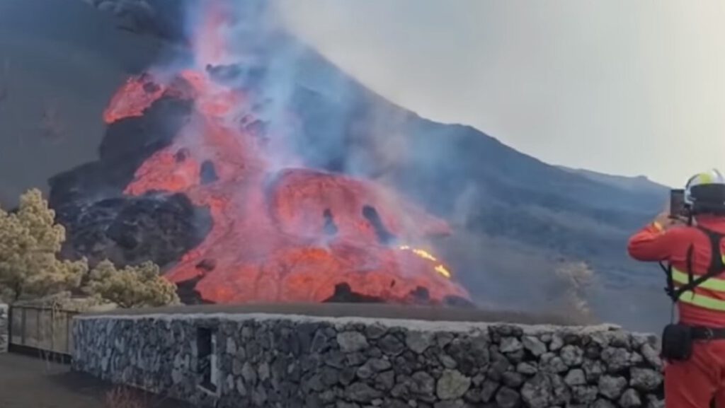 Se derrama una tercera colada de lava tras el derrumbe del flanco norte del volcán Cumbre Vieja, en La Palma