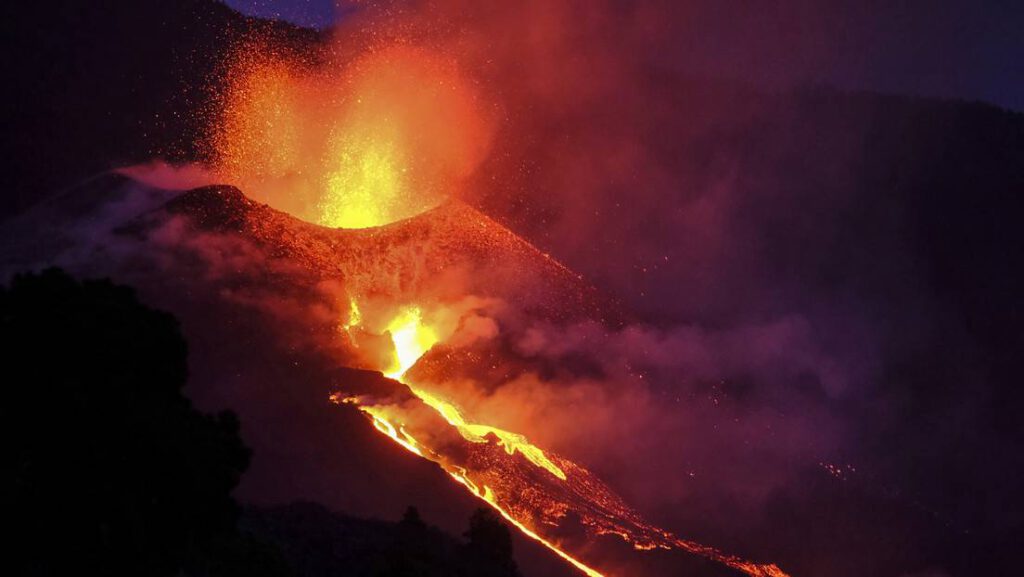 Se abre una nueva boca en el volcán de La Palma, expulsando ceniza y piroclastos