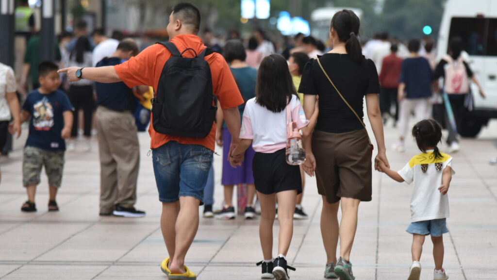 Asamblea de China discute una ley para castigar a los padres de menores infractores y con «mal comportamiento»