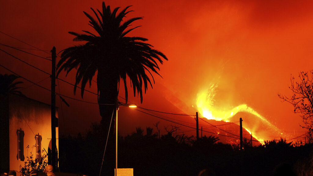 La lava del volcán de La Palma arrasa un nuevo núcleo urbano mientras otra colada está a punto de alcanzar el mar