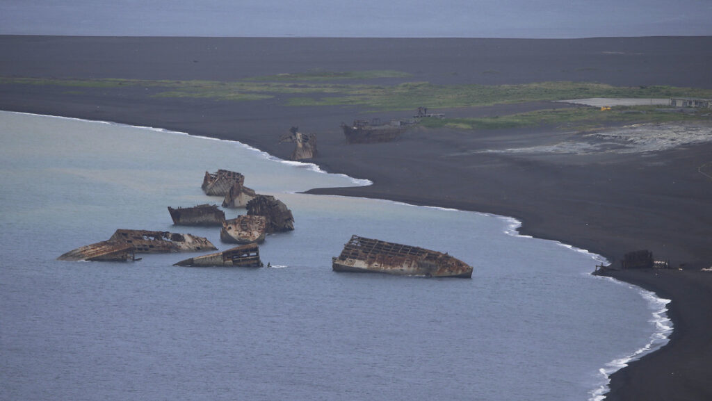 Varios ‘barcos ‘fantasma’ hundidos emergen del océano tras la erupción de un volcán submarino en Japón