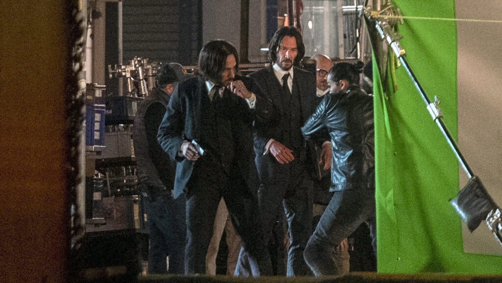 Keanu Reeves ayuda a cargar el equipo de filmación al final de una jornada de rodaje de ‘John Wick 4’