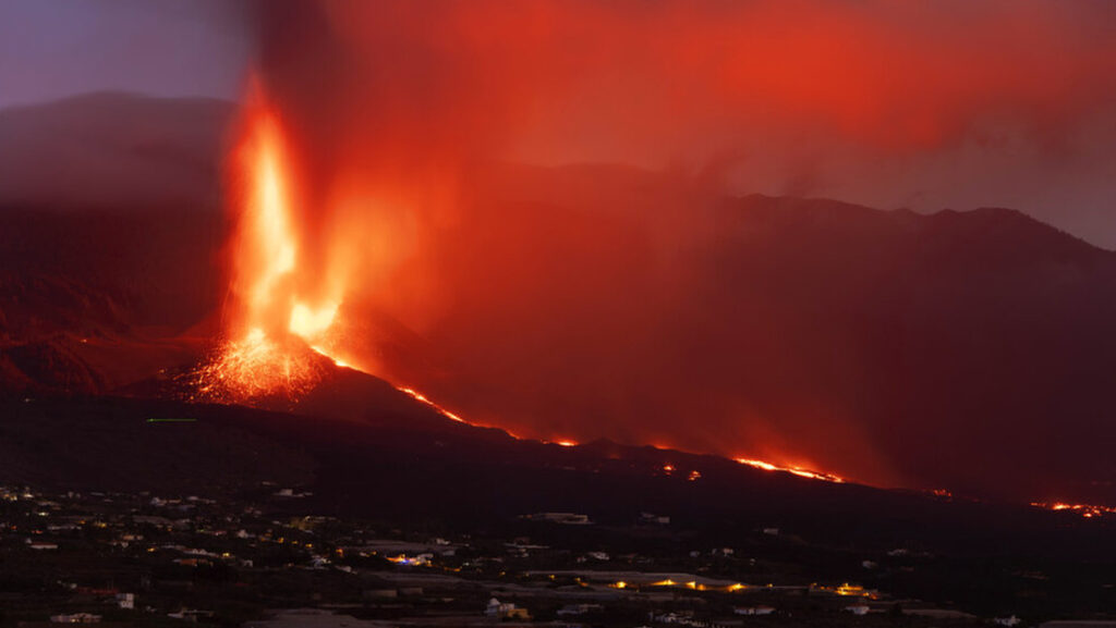 El presidente del Cabildo de La Gomera plantea bombardear el volcán de La Palma para guiar la senda de la lava