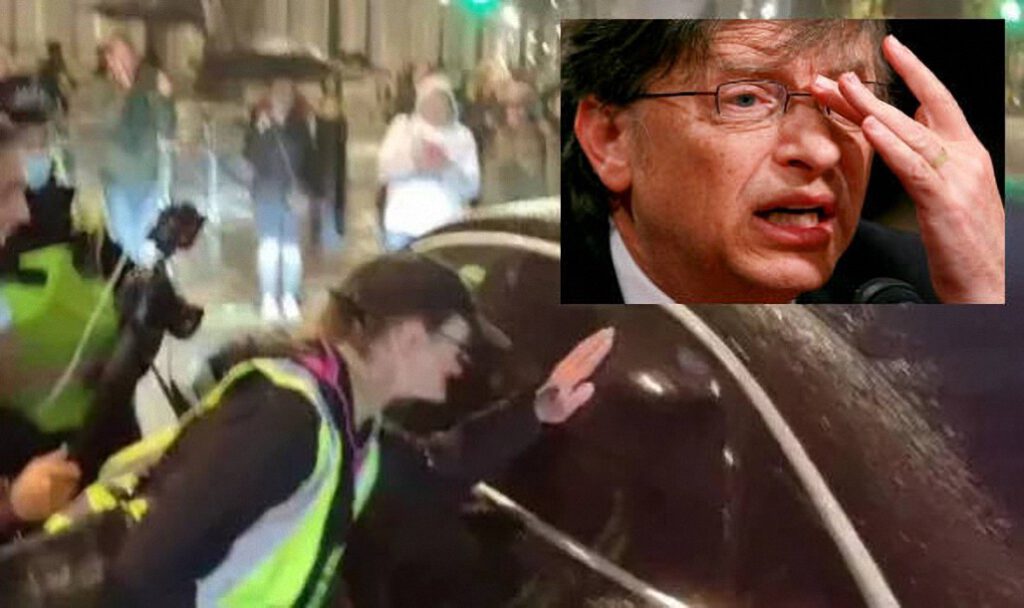 “¡Arresten a Bill Gates!”: Escrachan al magnate informático en Londres al grito de “asesino”