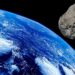 Un meteorito atraviesa el techo de una casa y cae en la almohada de una mujer mientras dormía