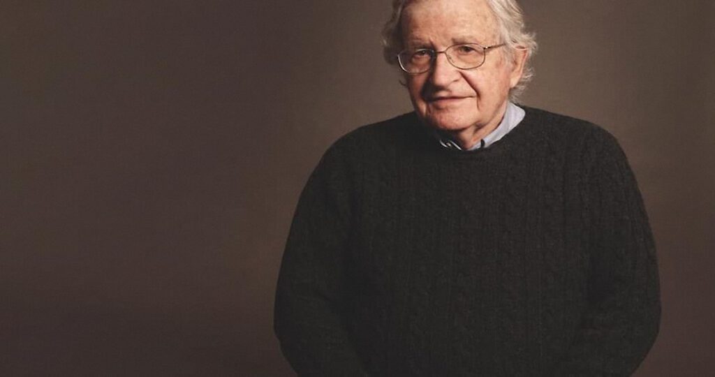 Falsa disidencia: Globalista Noam Chomsky promueve encerrar a los escépticos de las «vacunas» y privarlos de alimentos