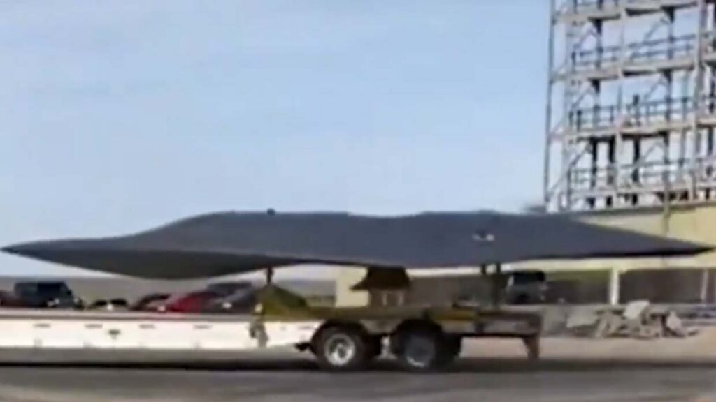 Filtran un video que muestra un camión transportando un OVNI triangular en una base de Estados Unidos