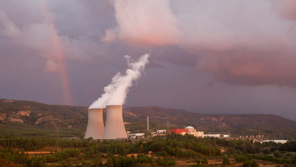 España sigue con su plan de cerrar las centrales nucleares apostando «por quemar gas cuando no hay viento ni sol»