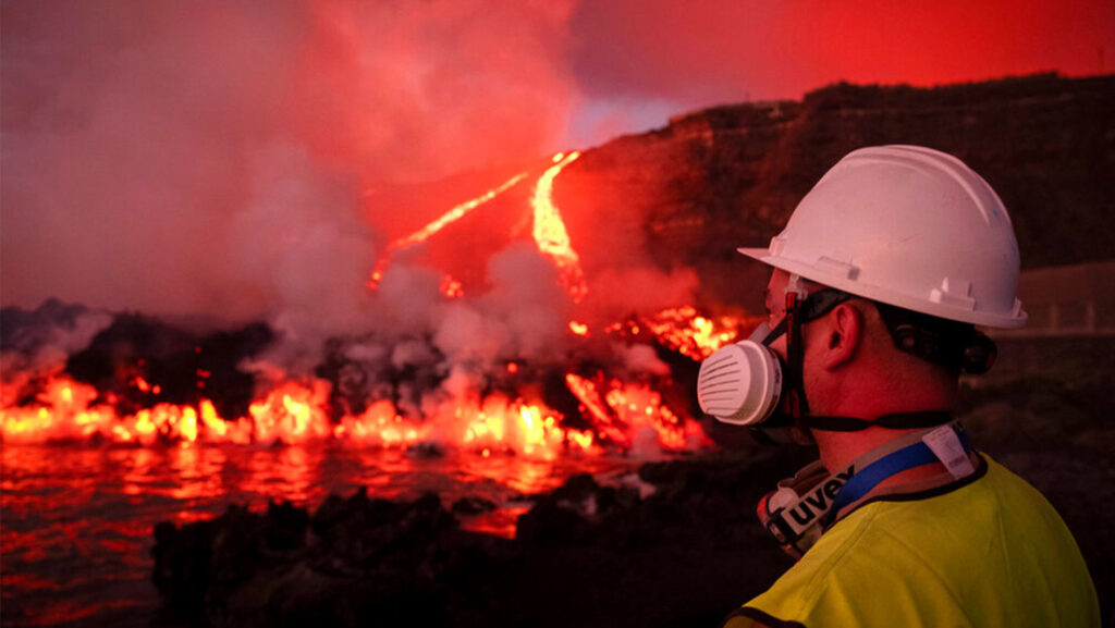 La lava del volcán de la Palma llega al mar por tercera vez y se decretan nuevos confinamientos