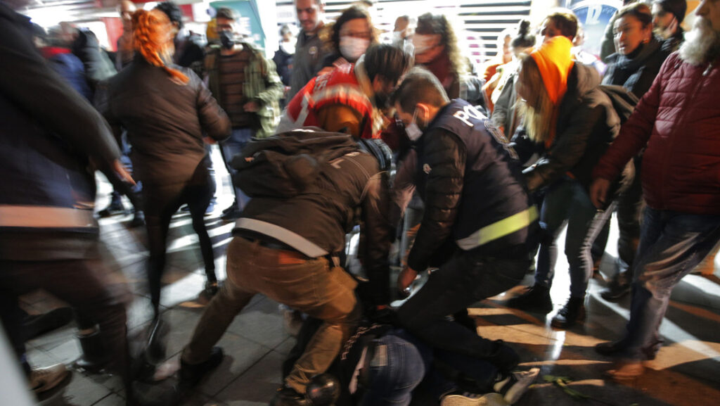 Policía reprime las masivas protestas por la devaluación de la lira en Turquía