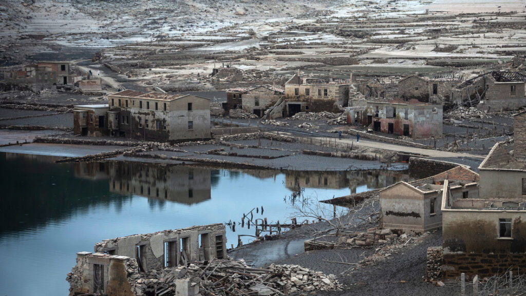 Reaparece un pueblo español sumergido hace casi 30 años bajo el agua