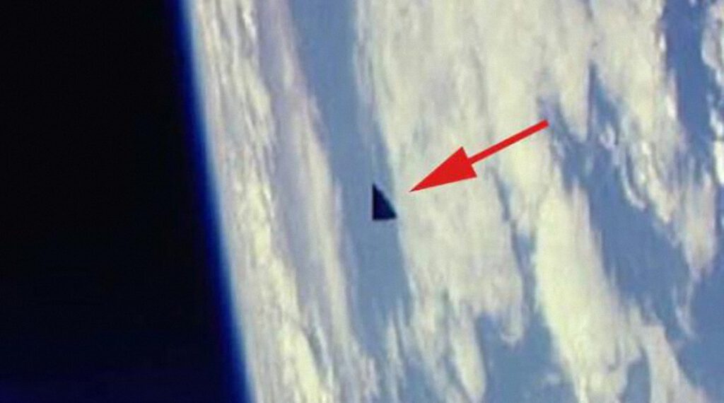 En 1986 astronautas de la NASA fotografiaron un ovni triangular en el espacio