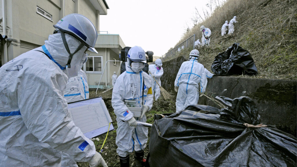 Aldeanos japoneses vuelven a sus hogares 10 años después de ser evacuados tras el accidente nuclear de Fukushima