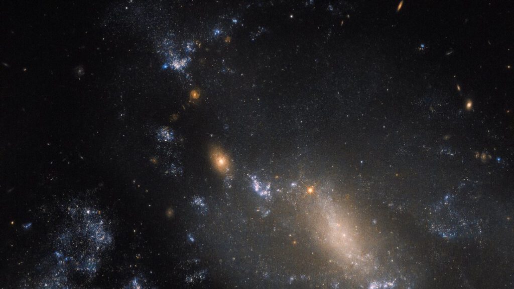 Astrónomos descubren que una galaxia que orbita la Vía Láctea alberga un agujero negro supermasivo