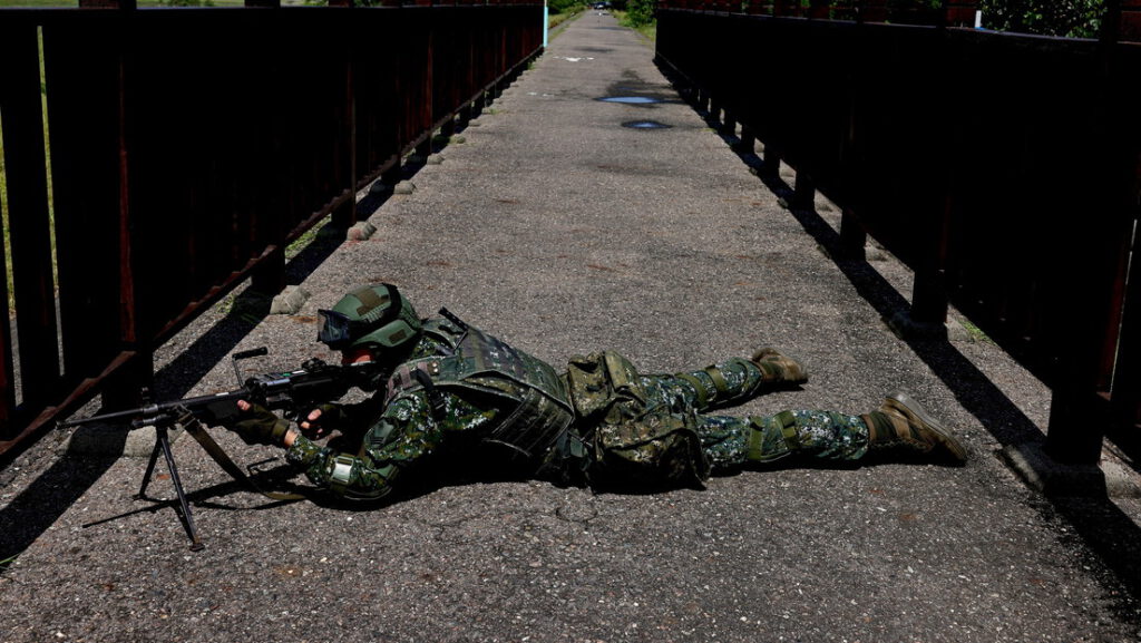 Alto funcionario del Pentágono afirma que defender a Taiwán de una eventual invasión china se ha convertido en una tarea «urgente»