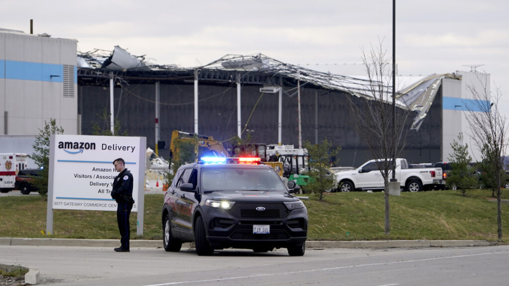 «Siga entregando»: un repartidor de Amazon comparte mensajes de un encargado que le exigía que trabajara en medio de tornados mortales en Illinois