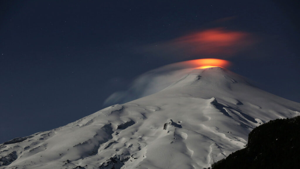 Un expiloto de la Fuerza Aérea de Chile se convierte en la primera persona en entrar y salir volando de un volcán activo