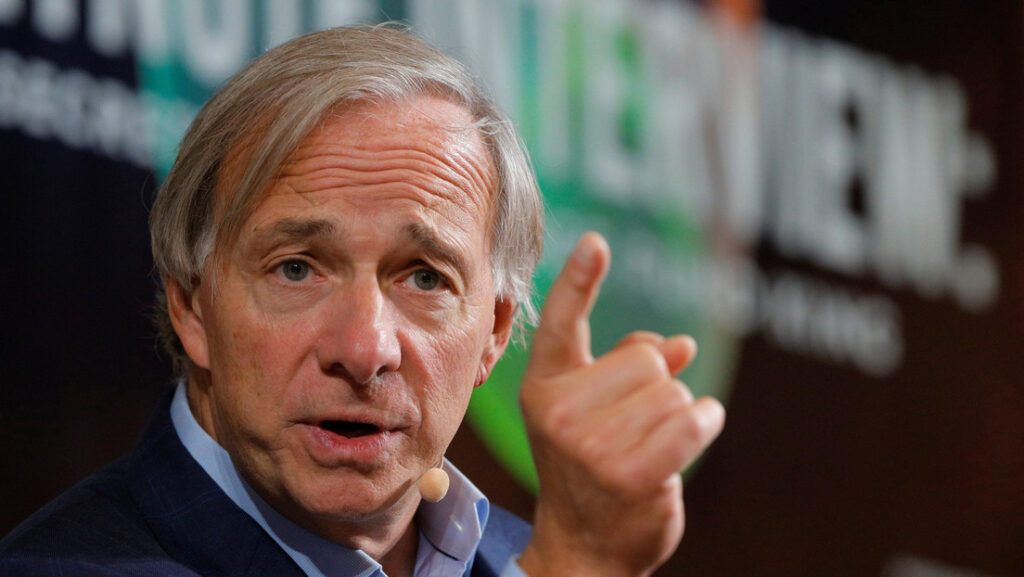 «El dinero en efectivo es la peor inversión»: El multimillonario Ray Dalio advierte sobre el riesgo de la inflación y da un consejo a los inversores