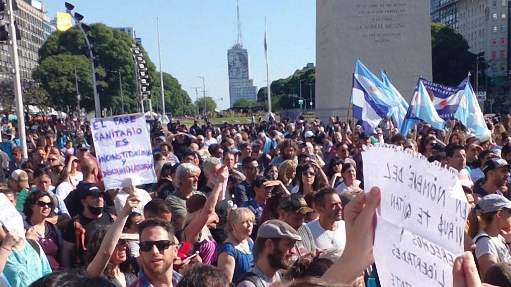 Miles de personas salieron a las calles a protestar contra la vacunación obligatoria y pases sanitarios en Argentina, Austria, Alemania, España y Australia