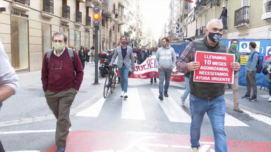 Los hosteleros de Benidorm denuncian una pérdida de clientes por la «coacción» del pasaporte covid