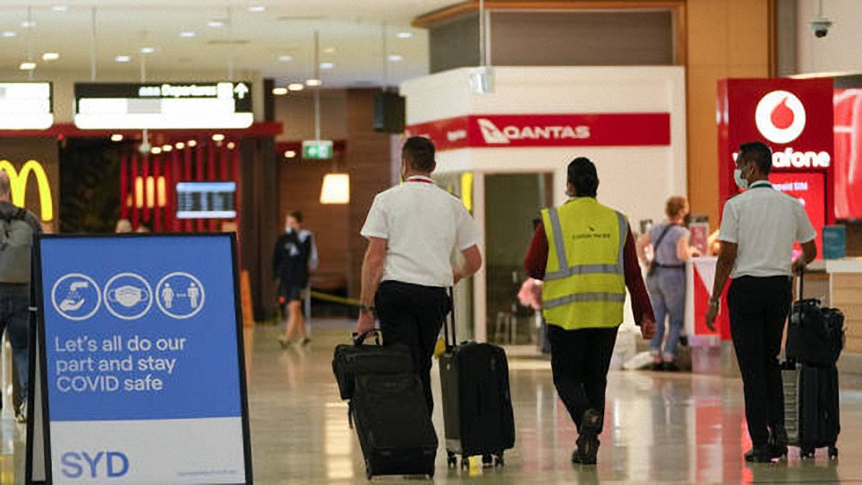 Los guardias de seguridad en los aeropuertos australianos obligan a los viajeros a entregar sus teléfonos móviles y contraseñas