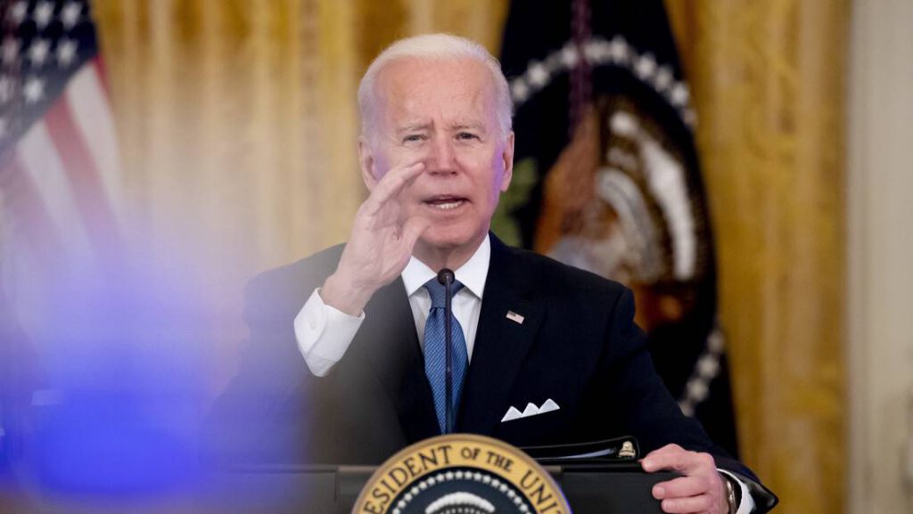 Biden llama «hijo de perra» a un reportero ante un micrófono no apagado