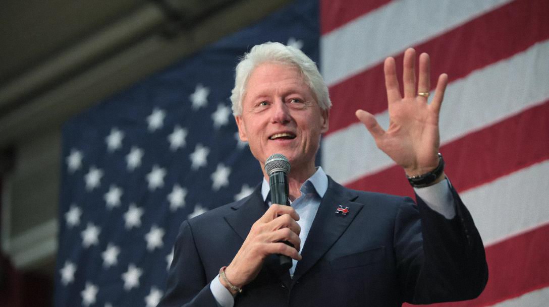 Bill Clinton debería enfrentar una investigación por sus vínculos con los traficantes sexuales; Jeffrey Epstein y Ghislaine Maxwell, afirman expertos legales