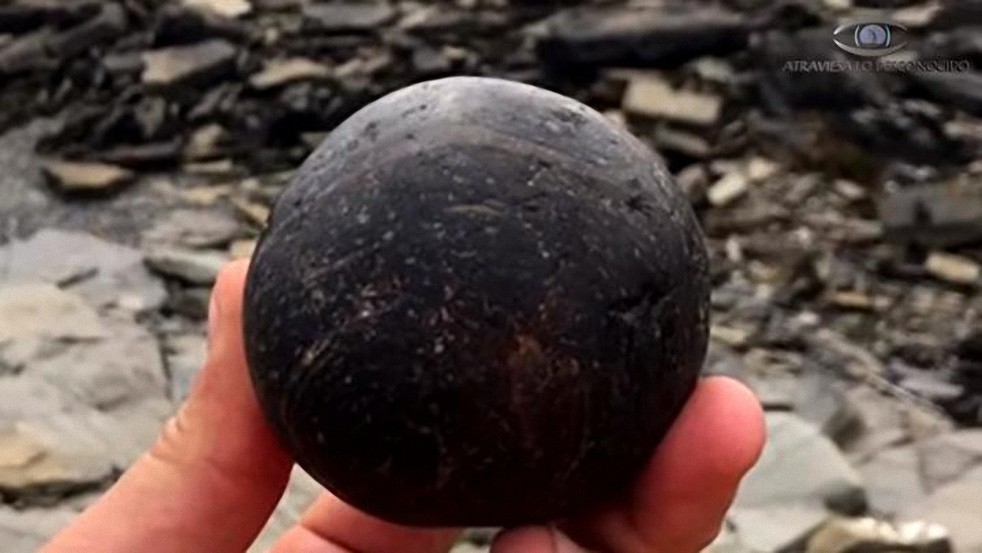 Un Granjero Descubrió una Piedra Muy rara en su Terreno, Lo que vio Después asombró al mundo entero