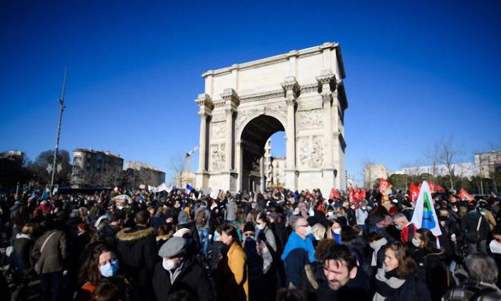 Docentes de toda Francia organizan una huelga masiva por las siempre cambiantes reglas de COVID-19 impuestas por el gobierno