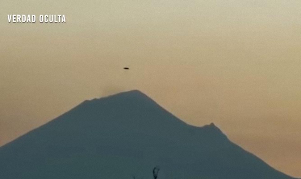 Nave a punto de aterrizar sobre el Popocatépetl a plena luz del día