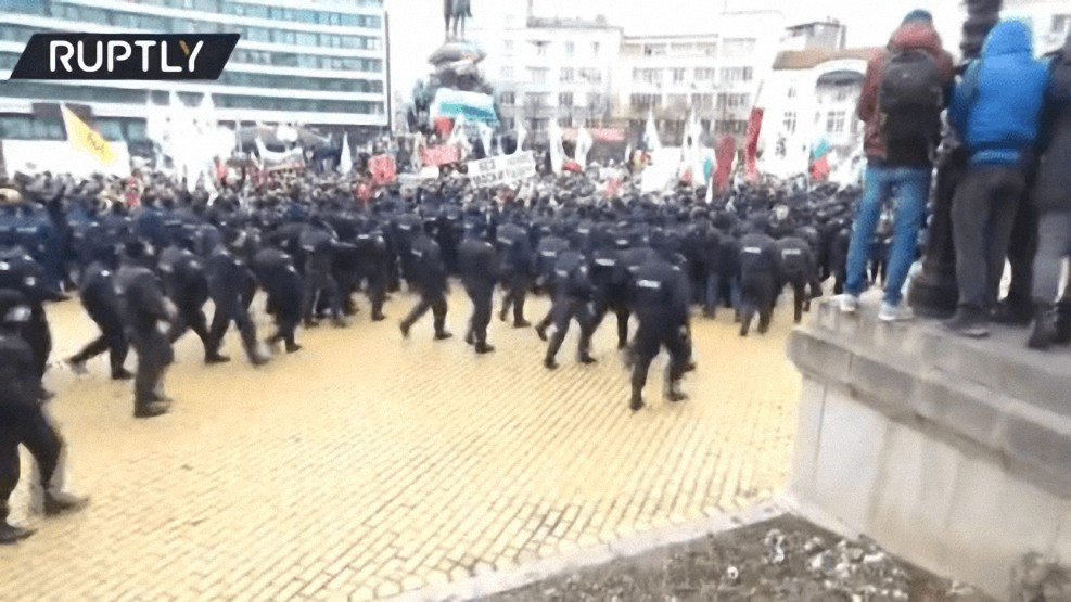 Manifestantes contra el pasaporte Covid intentaron entrar en el parlamento de Bulgaria