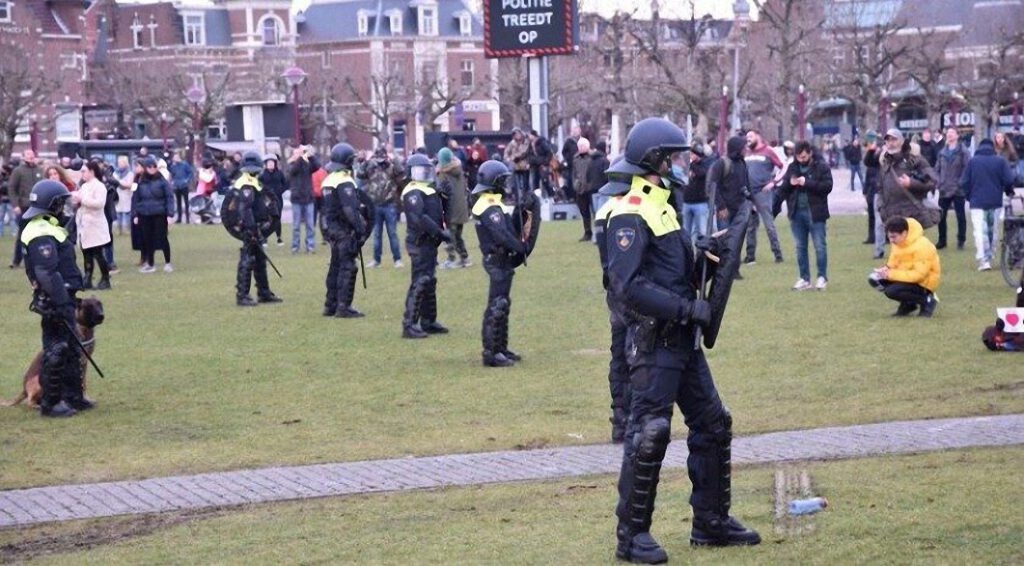 «Esto es tortura»: Relator de la ONU condena la brutalidad criminal de la policía en las protestas por bloqueos en Holanda