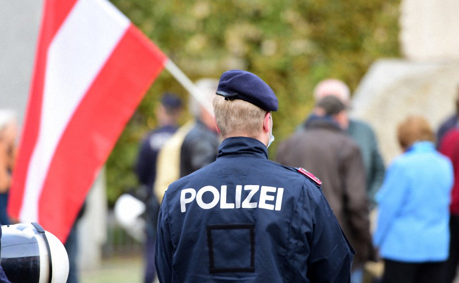 Cientos de policías austriacos piden al gobierno que cancele el mandato de vacunación y prometen «estar ahí para la gente»