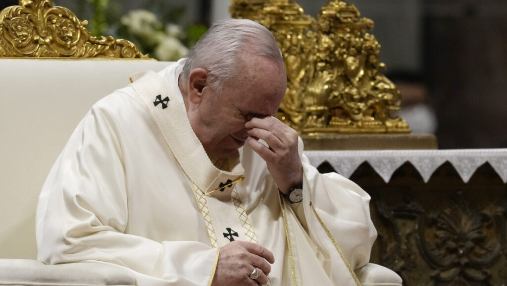 «Dios lo rechaza, padre. Usted no es rey»: Un hombre interrumpe al papa Francisco durante su intervención semanal en el Vaticano