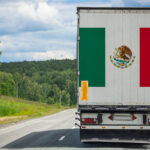 Saquean un tráiler volcado en una carretera mexicana mientras el chofer agoniza sin ayuda