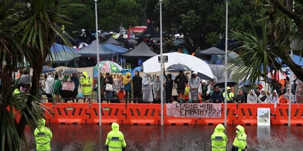 Las inusuales tácticas de Nueva Zelanda para tratar de expulsar a los manifestantes del Freedom Convoy que acampan por quinto día consecutivo frente al parlamento