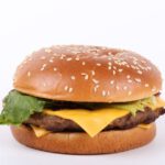 Una mujer se horroriza al desempaquetar una hamburguesa olvidada hace más de 4 años y decide dejar de comer comida rápida