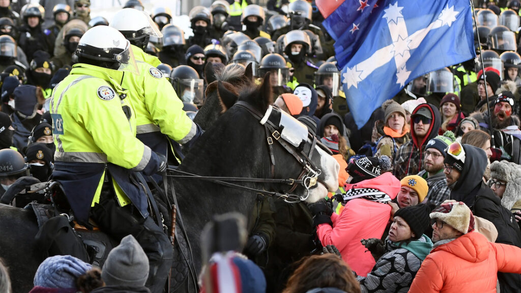 Más de 100 detenidos en las protestas de camioneros en Ottawa: la Policía usa porras y gas pimienta