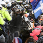 Más de 100 detenidos en las protestas de camioneros en Ottawa: la Policía usa porras y gas pimienta