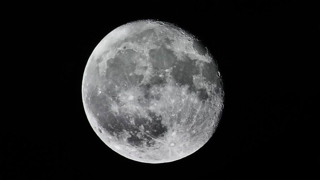 Un róver chino encuentra glóbulos de vidrio en la cara oculta de la Luna