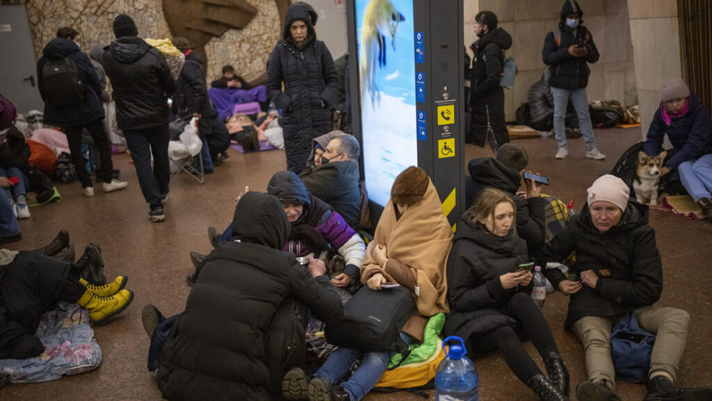 Civiles ucranianos se refugian en el metro durante la operación militar rusa en Ucrania