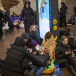 Civiles ucranianos se refugian en el metro durante la operación militar rusa en Ucrania